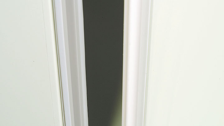 <span style="font-weight: bold; !important">パネル接合部</span><br>天井パネル・壁パネル・床パネルの接合部は全て凸凹合わせ構造。組付後のコーキング処理により、完璧な気密性と堅牢性を長く保ちます。