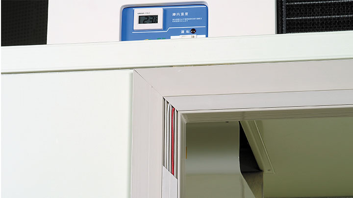<span style="font-weight: bold; !important">扉枠ヒーター(オプション)</span><br>ドア部の結露対策として、扉枠部への ヒーター線埋め込みが可能です。